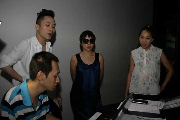 Nguyên Thảo và Mỹ Linh, Tùng Dương tập dượt cho Giải Cống Hiến 2011